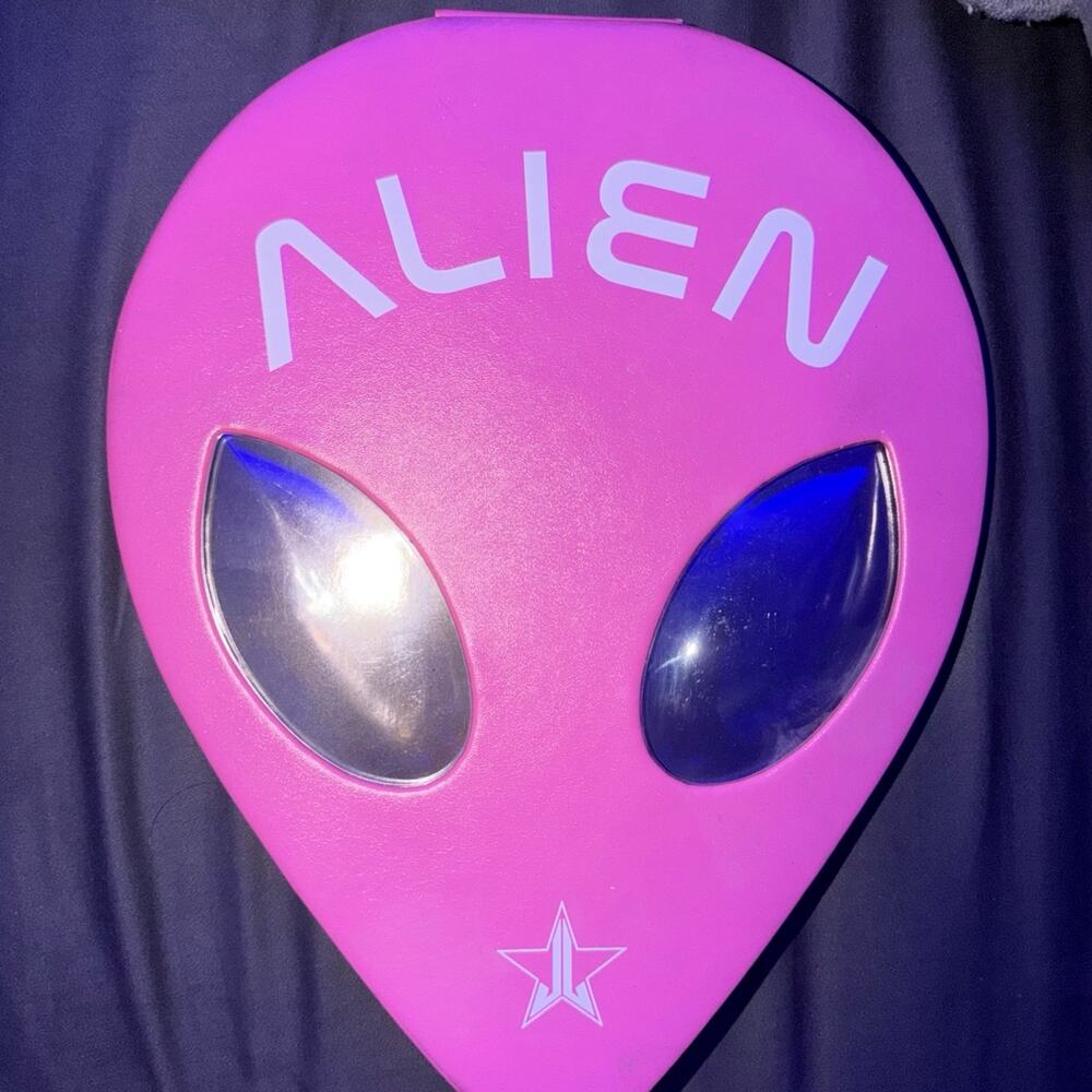 Jeffree Star Cosmetics Alien Eyeshadow Palette (Original Release) – Never Swatch